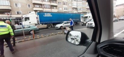 Bărbat accidentat când traversa strada