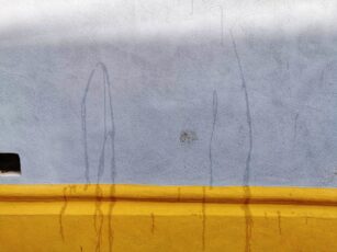 Urme de papuci și substanță necunoscută, pe zidul Sinagogii Făgăraș. Clădirea a fost zugrăvită de curând, cu bani din bugetul local