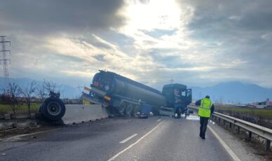 FOTO | O cisternă a ajuns pe separatoarele de sensuri, pe ocolitoarea Brașov
