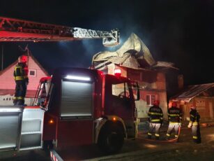 Incendiu la o casă în Perșani. Focul s-a extins și la vecini