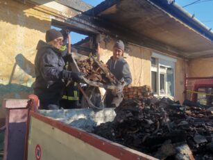 FOTO | Pompierii făgărășeni ajută la reconstrucția acoperișului unei case din Mândra
