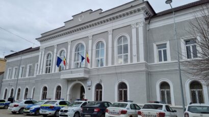 Femeia înjunghiată a fost urmărită de atacator în sediul Poliției Făgăraș. Bărbatul fusese condamnat cu suspendare, după o altă tentativă de omor