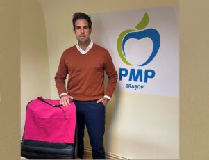 O fustiță roz, pregătită de PMP Brașov pentru cei care agresează femeile