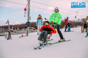 Primii monitori de schi cu dizabilități motorii din România ajung în Poiana Brașov