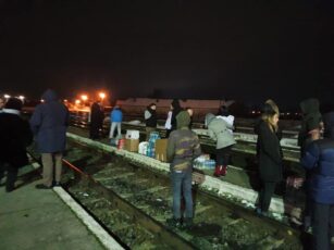 60 de copii și alte sute de refugiați, așteptați de făgărășeni în gară (FOTO)