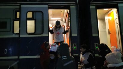 Sute de refugiați, ajutați în Gara Făgăraș