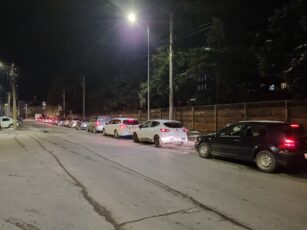 Sute de mașini, la coadă în benzinăriile din Făgăraș (FOTO & VIDEO)