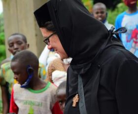 O făgărășeancă a împărțit ouă roșii în Africa. Acțiunea filantropică, sprijinită de alți făgărășeni (FOTO)