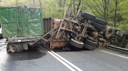 Un TIR încărcat cu fier vechi s-a răsturnat pe șosea