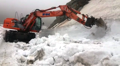 VIDEO. Munți de zăpadă pe Transfăgărășan