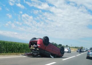 A ajuns cu roțile în sus, pe DN 1, la Voila