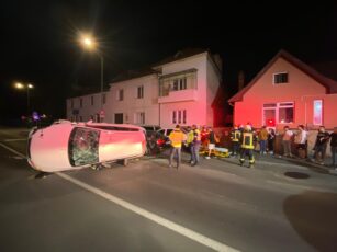 S-a răsturnat cu mașina lângă sediul Inspectoratului de Poliție