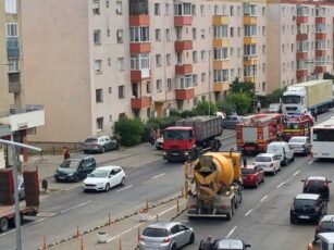 Trei mașini implicate în accident, pe strada Tăbăcari