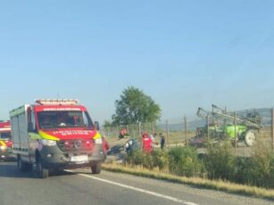 Acccident între o mașină și un tractor, la ieșire din Făgăraș către Brașov