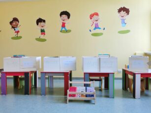 Mini-bibliotecă dăruită Pediatriei din Făgăraș, de un grup civic