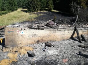 Cabana Urlea, mistuită de foc în 2019, poate fi reconstruită! Situația juridică a fost clarificată