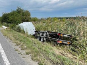 Microbuz cu 7 persoane, răsturnat sub ochii salvatorilor care mergeau într-o altă misiune