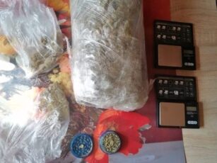 Persoană prinsă în flagrant cu cocaină, în Făgăraș. 1 Kg de cannabis, descoperit la percheziții