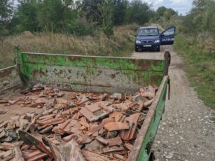 Amenda uriașă primită de un făgărășean care a aruncat gunoiul pe malul Oltului. A rămas și fără mașină