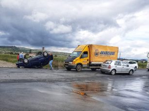 Trei mașini implicate în accident rutier, la ieșire din Făgăraș. Un autoturism s-a răsturnat