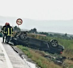 A lovit un cap de pod și a ajuns cu roțile în sus