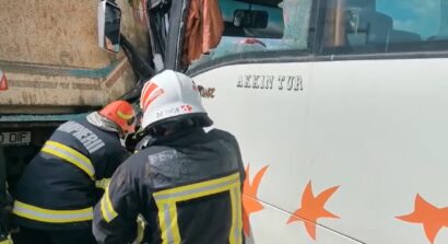 Autocar cu 17 copii, implicat în accident rutier la Beclean