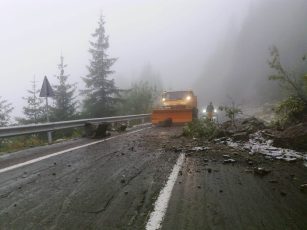 Căderi de piatră pe Transfăgărășan și 15 cm de zăpadă la Bâlea Lac