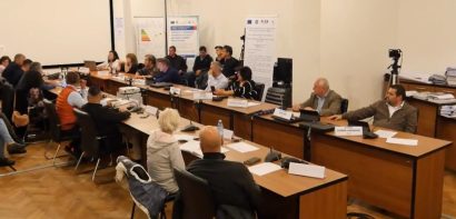 Elevii din Făgăraș vor primi cu întârziere bursele. „9 consilieri locali au refuzat să voteze”, acuză primarul