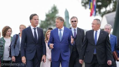 Premierul Olandei a ajuns la Centrul de instruire de la Cincu, însoţit de Iohannis şi Ciucă