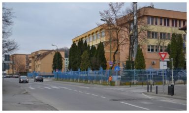 IPJ Brașov anunță o anchetă internă după ce un bărbat, lovit de mașină, a zăcut pe șosea în fața sediului Poliției Codlea