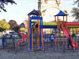 Copii puși în pericol de propriii lor părinți, în locuri de joacă încă nefinalizate și semnalizate