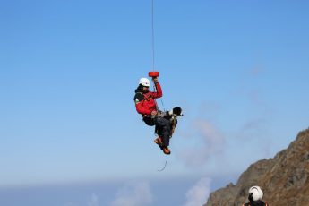 Antrenamente spectaculoase cu câini Salvamont și elicopter SMURD, pe Transfăgărășan