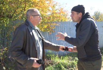 (VIDEO) Reporter brașovean, lovit în timpul unei filmări de către un bărbat iritat că s-a aflat adevărul