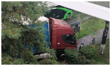 Accident între un autobuz și un TIR, la ieșire din Codlea spre Făgăraș