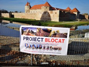 Consilieri locali, blamați de primar pe pancarte amplasate în centrul Făgărașului