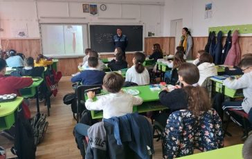 Elevii din școlile din Făgăraș, vizitați de polițiști pentru a preveni hărțuirea
