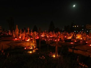 S-au luminat cimitirele de Ziua Morților