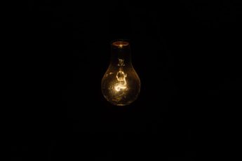 Guvernul a hotărât: 1,3 lei/kWh prețul maxim pentru energia electrică