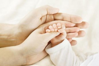Elevele care au întrerupt cursurile din cauza sarcinii se pot reînmatricula la școală în orice moment