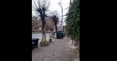 Nesimțire grosolană. Un șofer a intrat în zonă interzisă și a urcat cu mașina pe trotuar, ca să nu ocolească