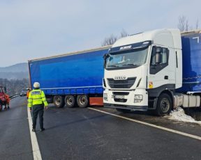 O șoferiță a pierdut controlul mașinii și a intrat într-un TIR, între Vlădeni si Perșani