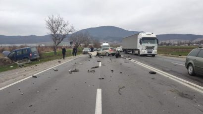 Accident grav la Codlea. Bucăți din mașinile implicate, împrăștiate pe zeci de metri de carosabil
