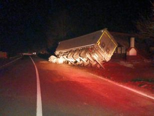 Camion încărcat cu cereale, răsturnat într-un șanț de șoferul beat