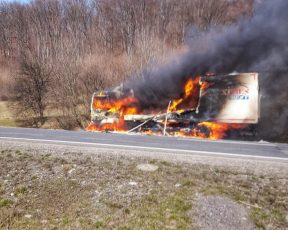 Camion în flăcări pe DN1, între Vlădeni și Perșani