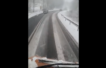 S-a întors ninsoarea. 70 de utilaje pentru deszăpezire, scoase pe drumuri