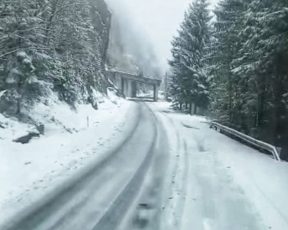 Ninge pe Transfăgărășan. Drumarii acționează cu utilaje de deszăpezire