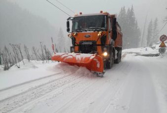 Zăpada ne-a luat, din nou, prin surprindere. Urmează ninsori, vânt și vreme deosebit de rece