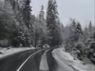 Iarna nu se dă dusă. Drumarii din Brașov intervin cu utilaje de deszăpezire în judeţul Harghita (video)