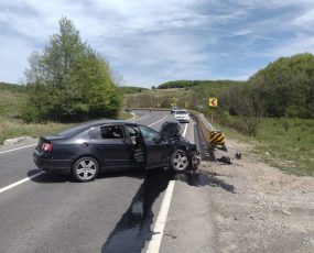 Accident la Perșani: un șofer a intrat cu mașina într-un parapet