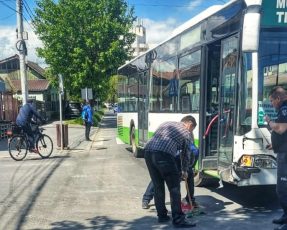 Un autobuz al Primăriei Făgăraș, implicat în accident. Două persoane au ajuns la spital